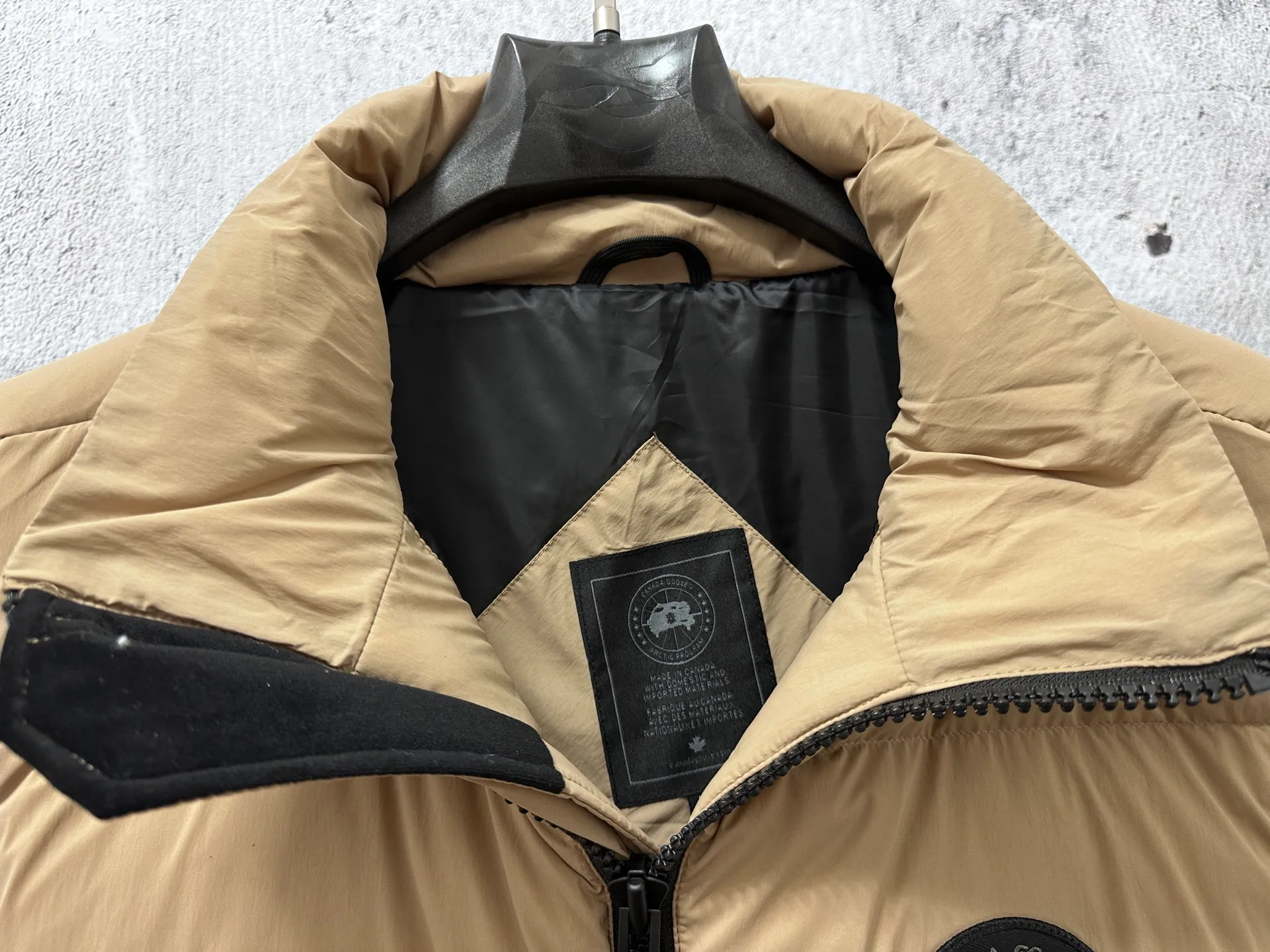 P560 【CANADA GOOSE】Lawrence Men's Down Vest The Lawrence down vest features a durable shell and quilted body, making it a must-have item for all seasons. It's made from sustainable Enduraluxe fabric, which has a durable soft touch. The Lawrence features a thoughtfully designed down-filled collar to block strong winds, a two-way zipper and a longer rear hem. Size: XS-XXL
